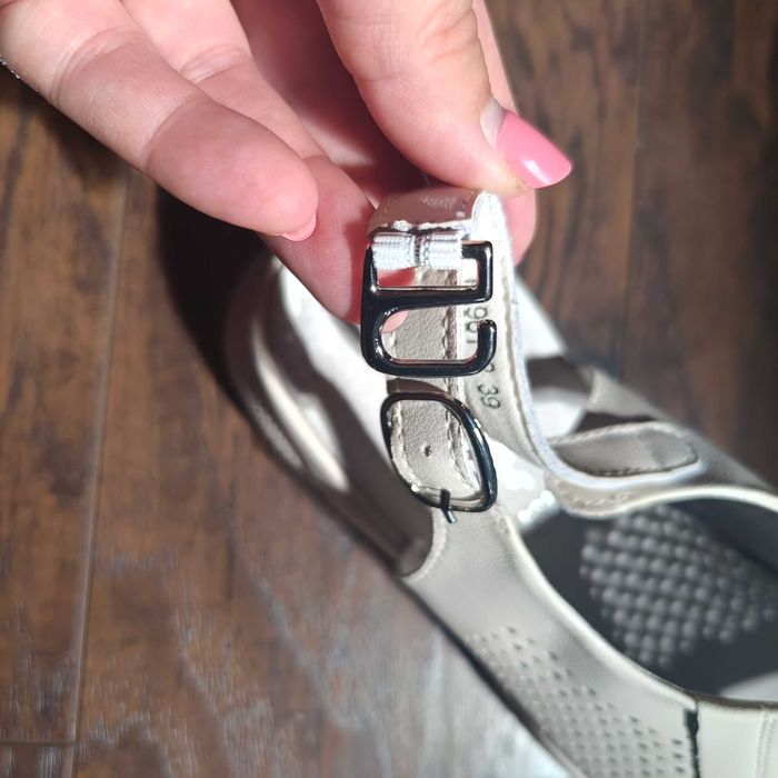 Skórzane beżowe sandały 39 na klinie