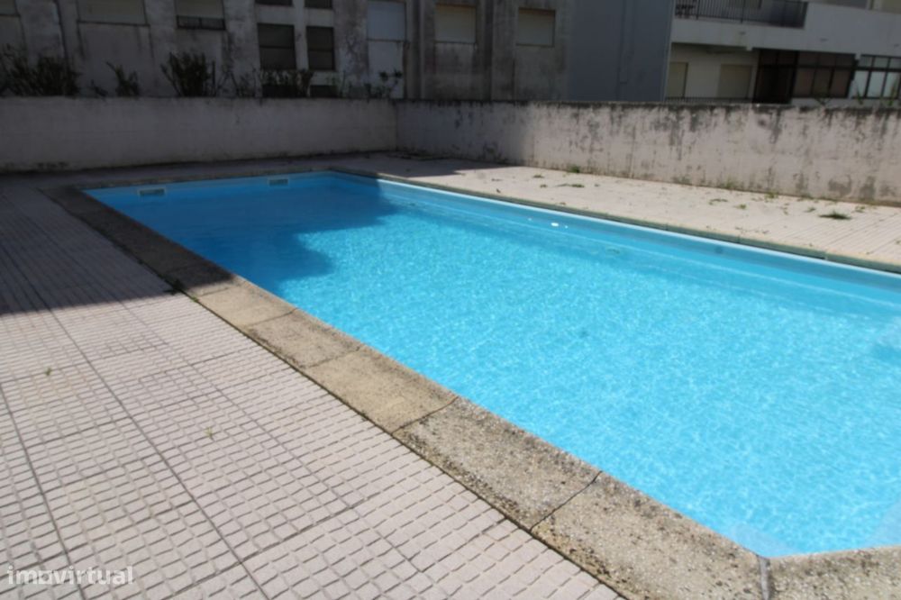 Apartamento T2 com parqueamento e vista de mar.  A 3 minutos da pra...