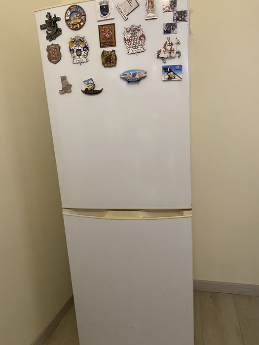 Vendo moveis em acabamentos bons e madeiras muitooo boa todos com colchoes, chamar no privado