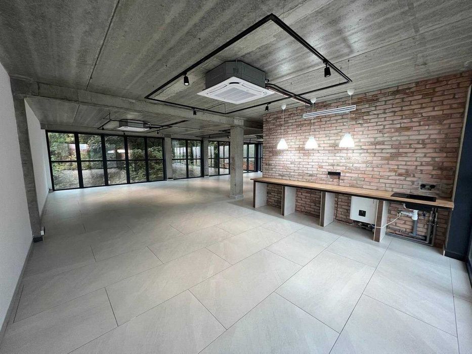 Продаж офісної будівлі рівня В+, 2600кв.м, бомбосховище. Поділ.