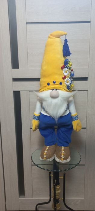 Гном ручно їроботи.  Гном в жовто блакитному кольорі .