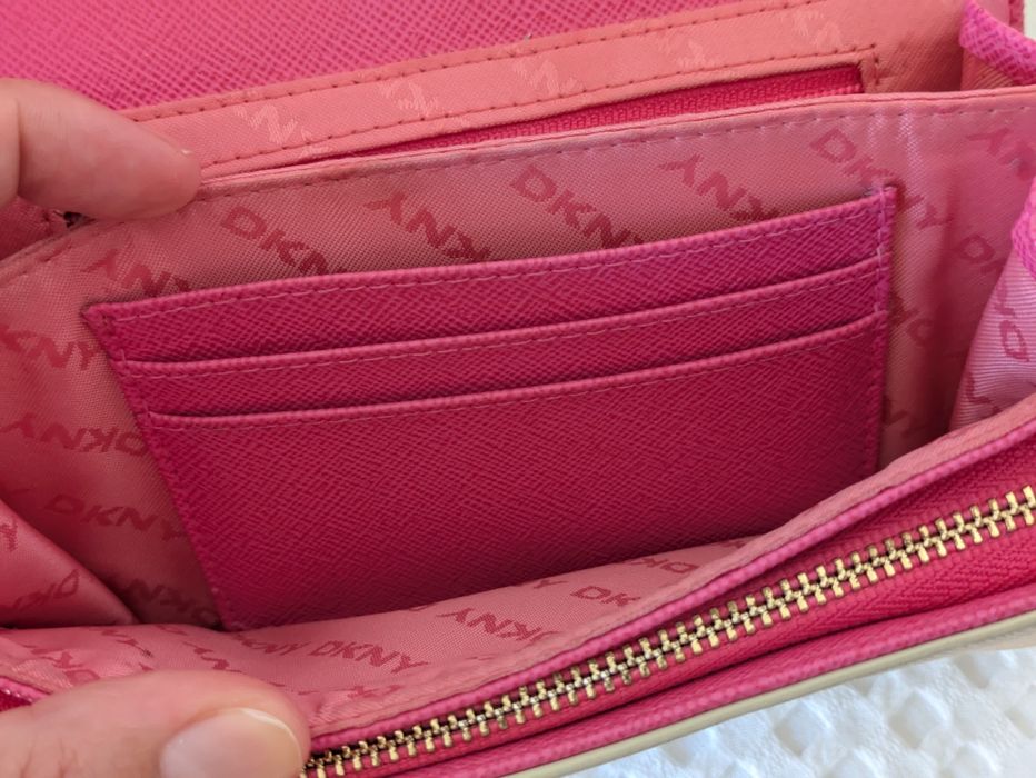 Carteira DKNY rosa e bege