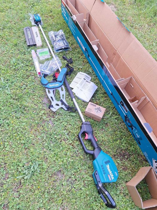 MAKITA Okrzesywarka Piła z Wysięgnikiem 40V XGT UA003GM101 30cm 4,0Ah