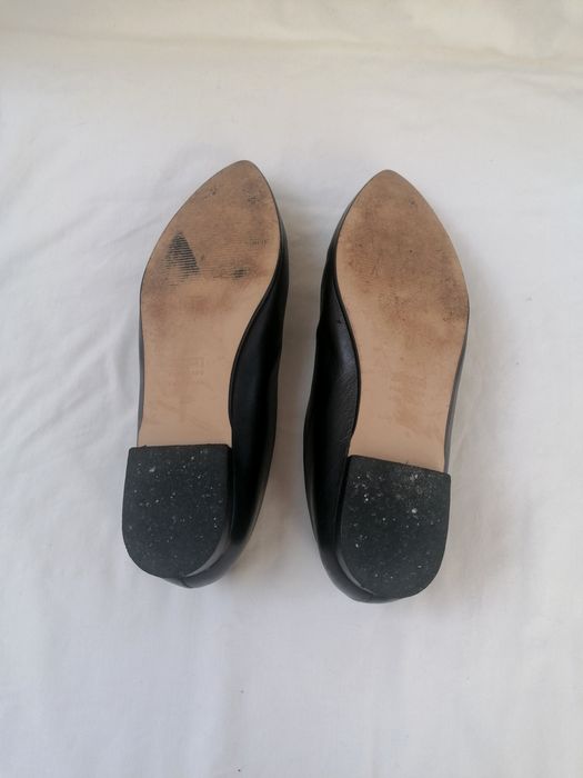 Sabrinas Pretas Bicudas com detalhe de aplicação