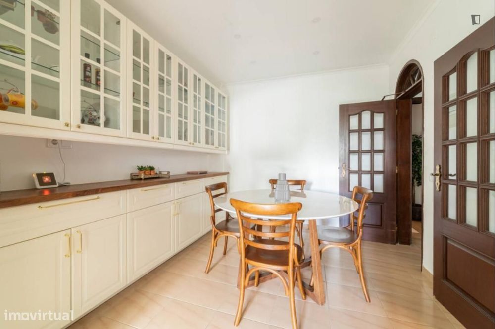 Casa com 5 quartos - localizado em Setubal