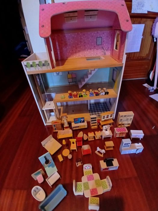 Casa de madeira crinança + bonecos +  moveis ...