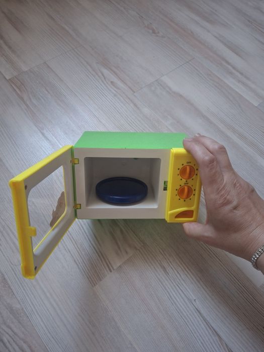 Мікрохвильова пічка із продуктами
