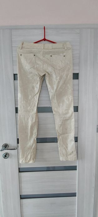 Spodnie z materiału M L biodrowki rurki kremowe resalsa