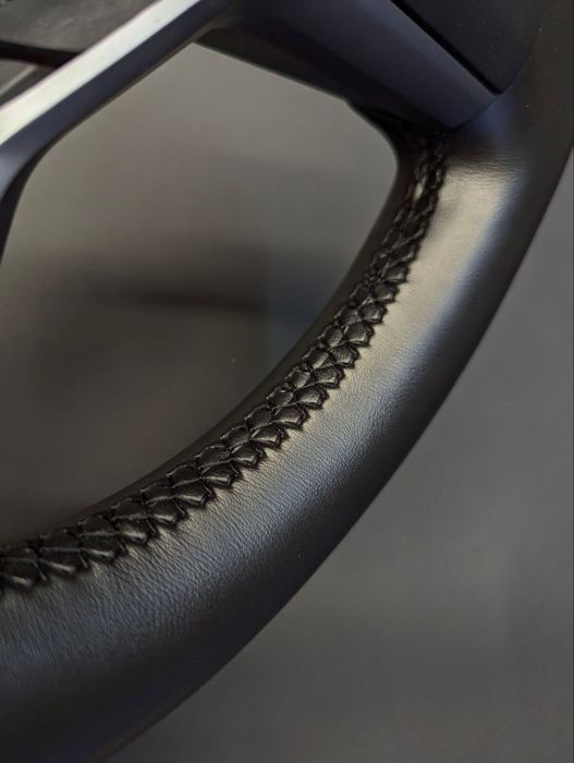 Перетягнуте кермо Tesla