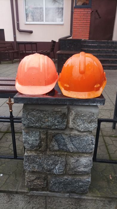 Продам строительные каски б/у