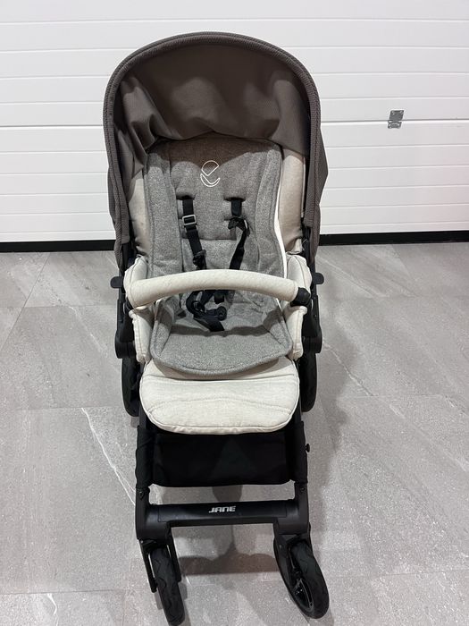 Carrinho e ovo de bebe com oferta de mala e capa chuva