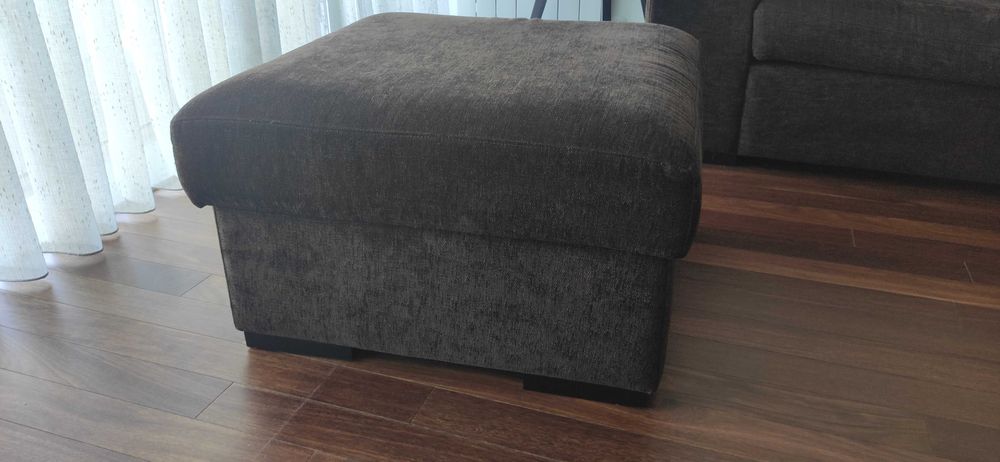 Sofá em tecido castanho + puff