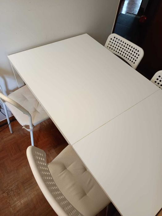 Conjunto mesa de jantar  VIHALS e 4 cadeiras em branco IKEA