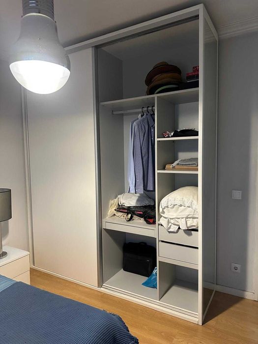 Roupeiro com duas portas correr