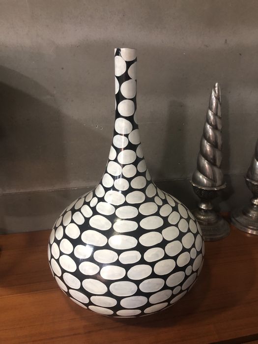 Jarra gigante preta bolas brancas