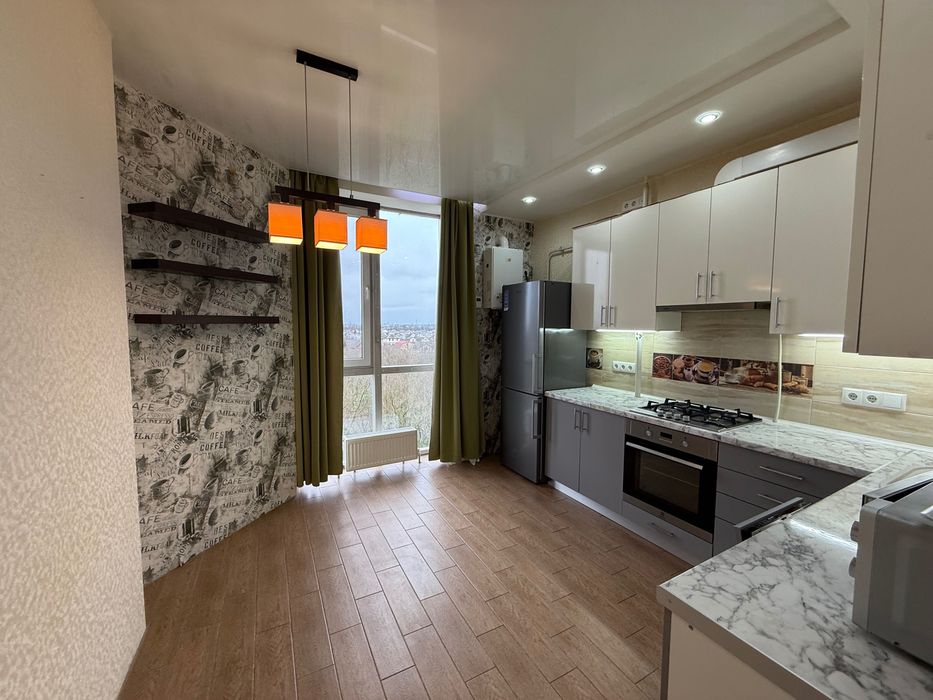 Чудова двокімнатна в сучасному будинку