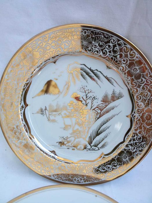 Par de Pratos Decorativos Porcelana Dourada — Fabricado em Macau