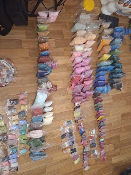 Продам бісер різного кольору