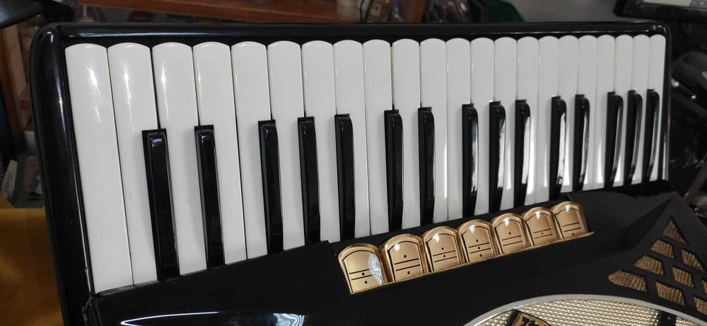 Acordeon Hohner Lucia III P, 3ª voz oitavado, afinaçao seca.