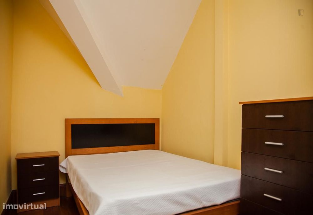 Quarto - localizado em Montes Claros Coimbra