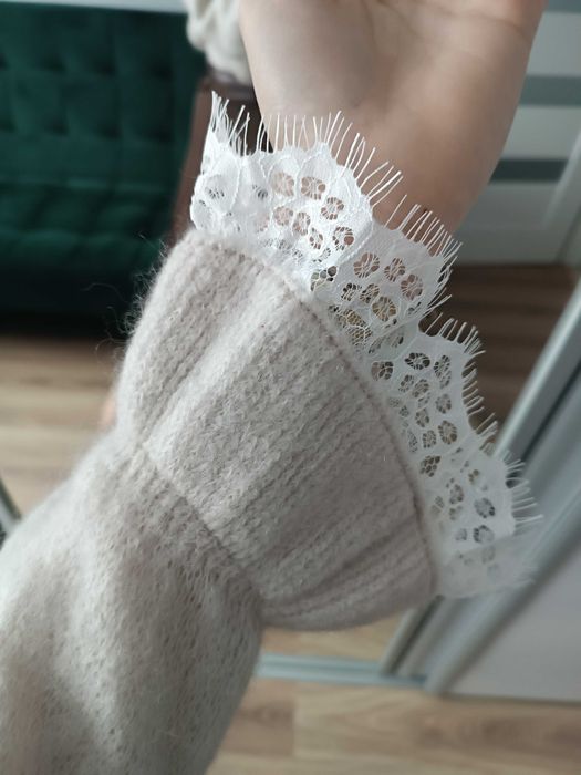 Sweter moher kid wełna rozszerzane rękawy koronka