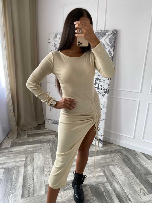 Dopasowana sukienka z rozcięciem beż