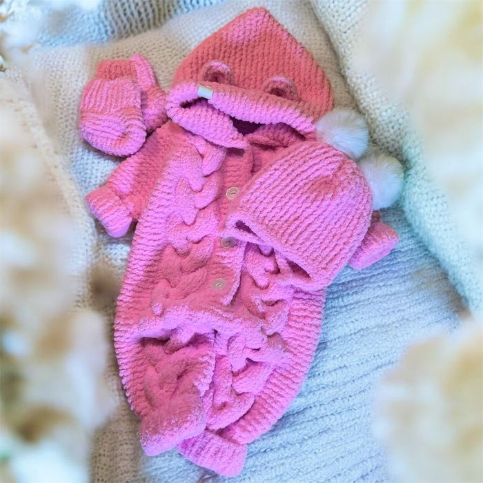 Komlet niemowlęcy handmade-kombinezon+czapka z pomponami+buciki