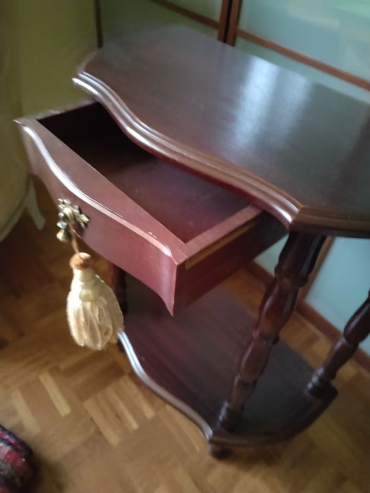 Mesa decorativa em bom estado e bonita