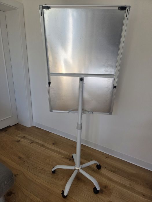 Flipchart, tablica magnetyczna mobilna na kółkach