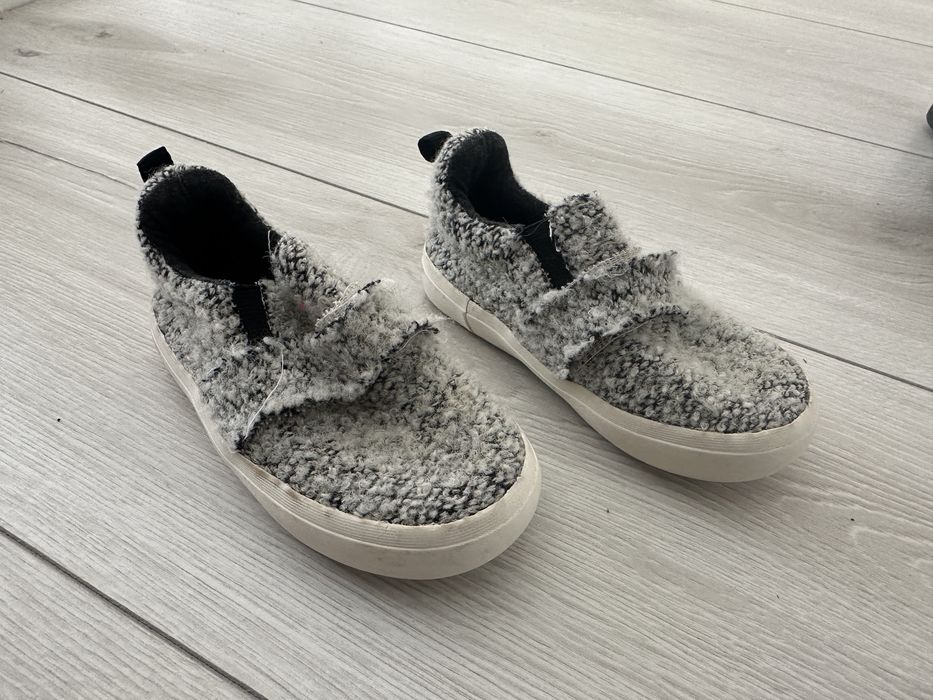 Кросівки, черевики, тапочки