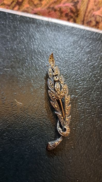 Alfinetes broches vintage em prata contrastada.