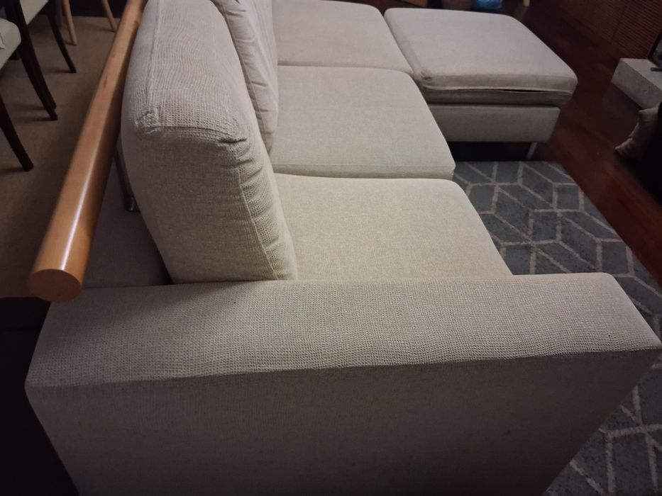 Sofá beje com chaise longue