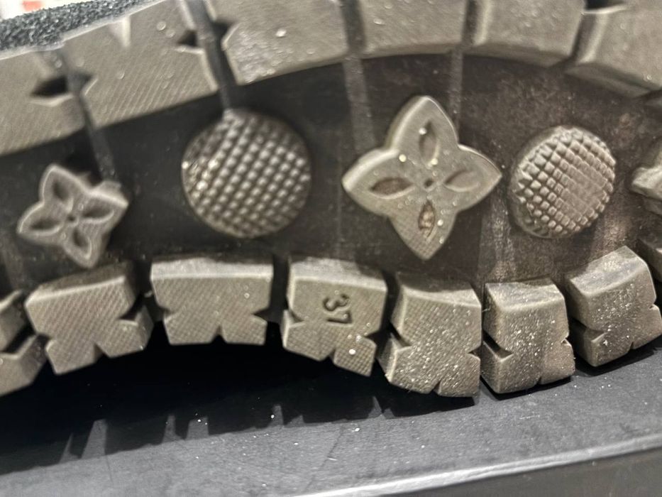 Жіночі ботинки модель челсі
натуральна шкіра- замша., 
стан відмінний