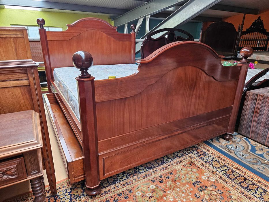 Cama em madeira maciça com estrado e colchão