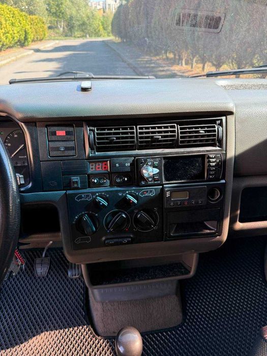 Volkswagen t4 Caravelle 2.5 tdi 75 кВт 1998