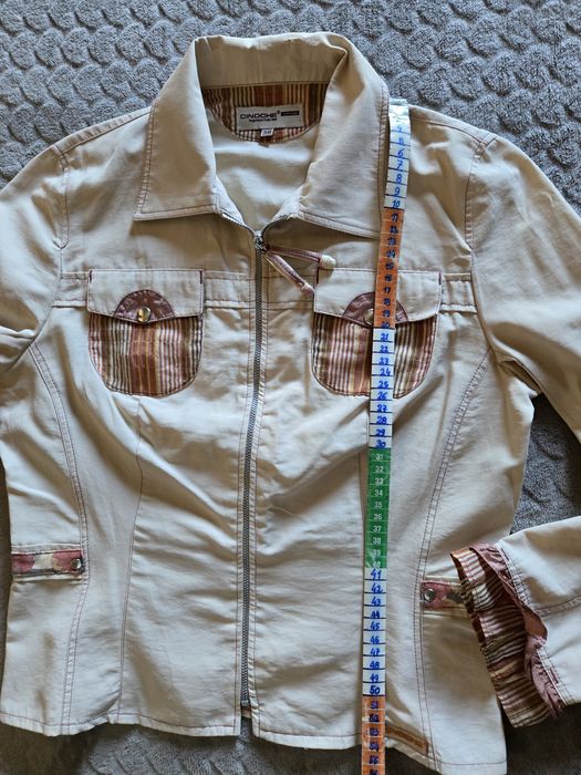 Conjunto de jaqueta e calças com padrão floral