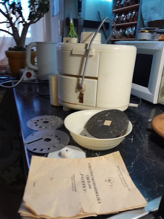 Электросоковыжималка для томатного, яблочного сока