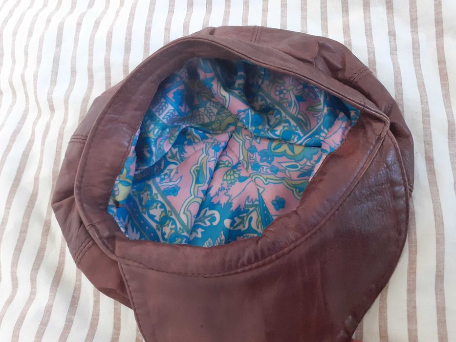 Artystyczny kaszkiet skórzany brązowy z fantazją!cudnie na głowie