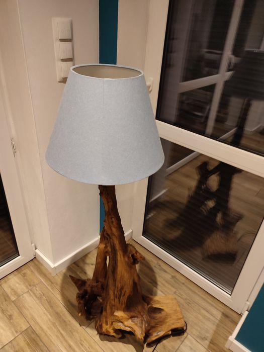 Lampa podłogowa z drewna