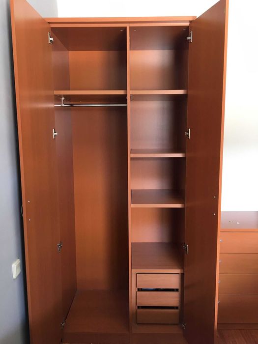 Conjunto armário, cómoda e mesinha de cabeceira