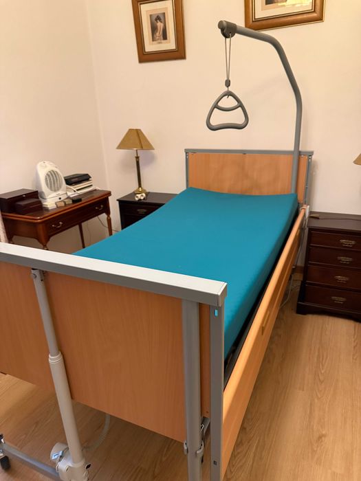 Cama articulada com colchão em excelente estado