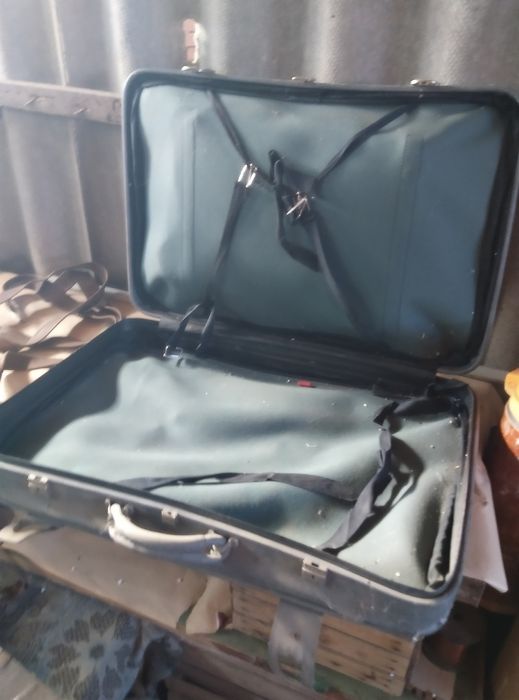 Продаються  чемодан