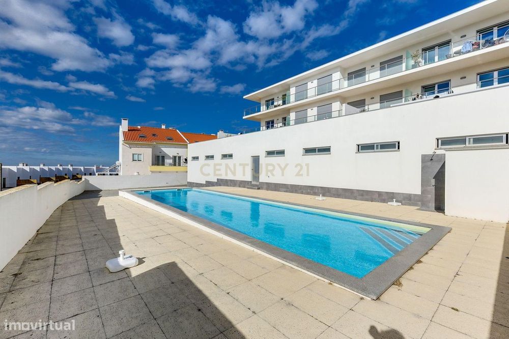 T2 A Estrear, Com Varanda E Garagem, Em Condomínio Com Piscina, A Pouc