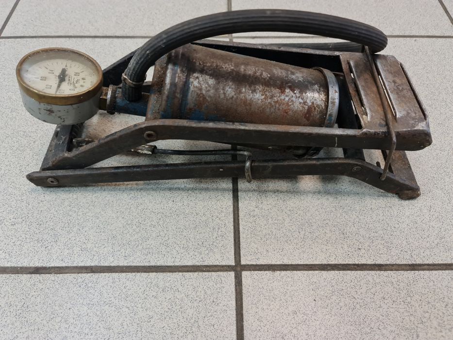 Pompka nożna z dawnych lat