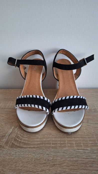 Sandałki na koturnie czarne zamszowe 38