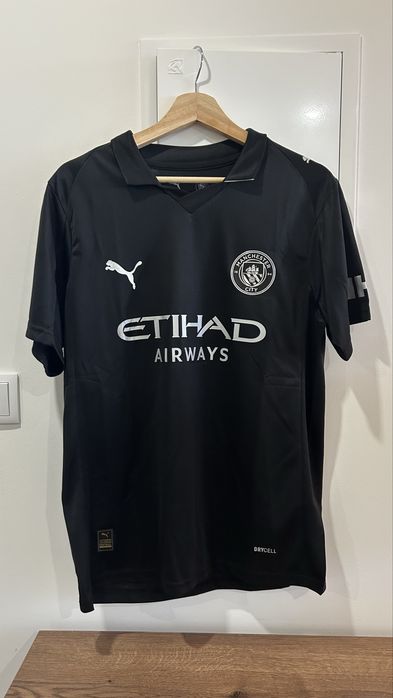 Varias camisolas de futebol clubes