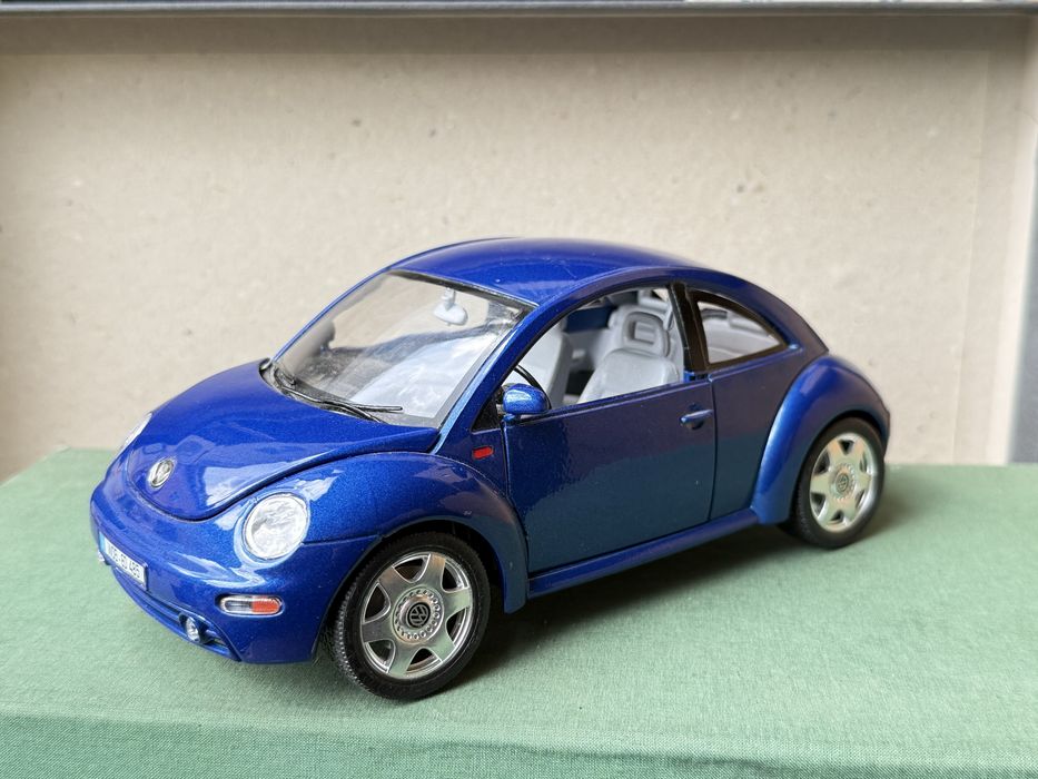 Volkswagen New Beetle 1:18 niebieski