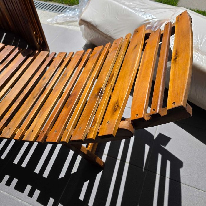 Duas Espreguiçadeiras Sun Lounger de Madeira de Acácia, dobrável com almofada e apoio para cabeça.