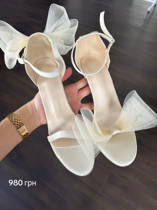 Святкові босоніжки з бантом