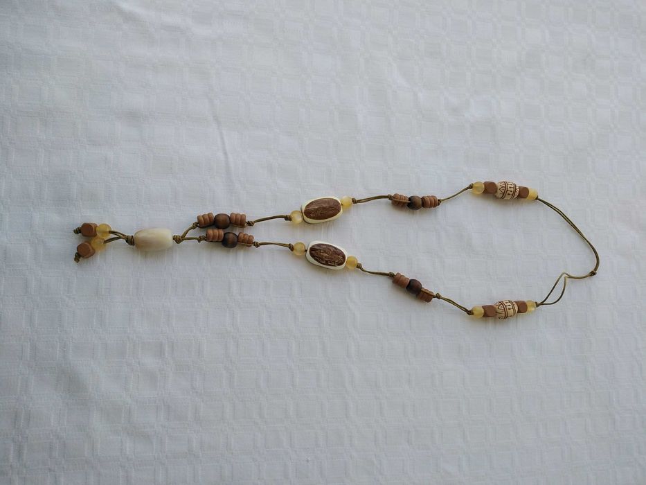 Colar com Plástico, Cerâmica e Madeira